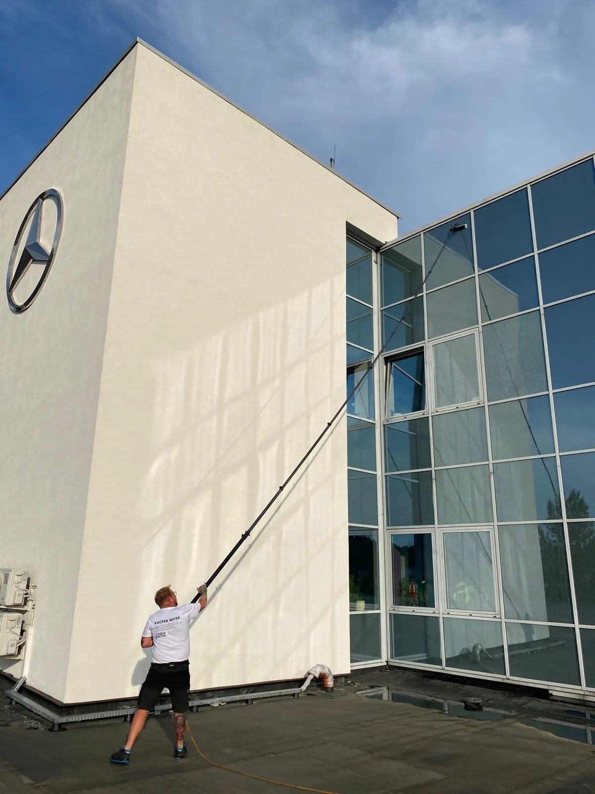 Mycie przeszkleń salonu Mercedes